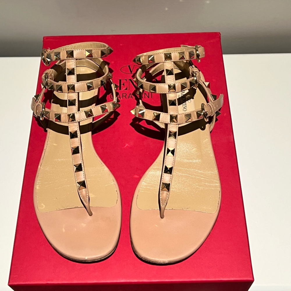 Valentino Rockstud Sandals in Nude. Size 35.5